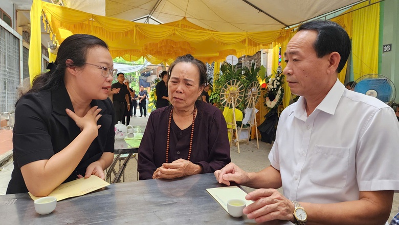 Vụ lật t&agrave;u ở Quảng Ninh: Mẹ gi&agrave; kh&oacute;c nghẹn b&ecirc;n quan t&agrave;i con trai v&agrave; 2 ch&aacute;u- Ảnh 4.