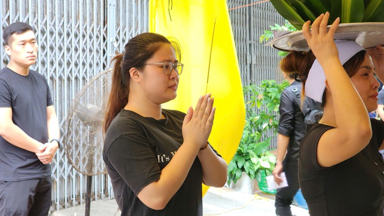 Vụ lật t&agrave;u ở Quảng Ninh: Mẹ gi&agrave; kh&oacute;c nghẹn b&ecirc;n quan t&agrave;i con trai v&agrave; 2 ch&aacute;u- Ảnh 5.