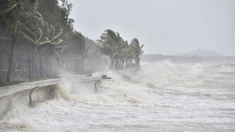 B&atilde;o số 3 (Wipha) giật cấp 14, đang c&aacute;ch Quảng Ninh 705km- Ảnh 1.
