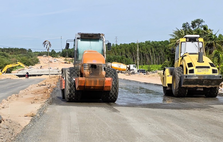 C&ocirc;ng tr&igrave;nh đường trăm tỷ ở Quảng Trị: Đ&atilde; thay nh&agrave; thầu, vẫn gặp kh&oacute; v&igrave; vướng mặt bằng- Ảnh 1.