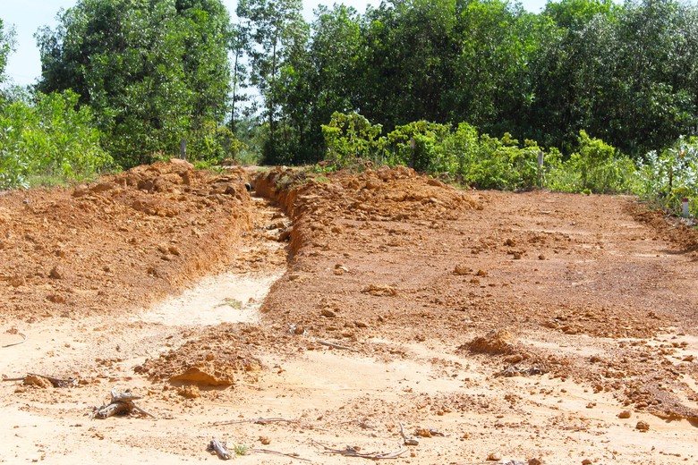 C&ocirc;ng tr&igrave;nh đường trăm tỷ ở Quảng Trị: Đ&atilde; thay nh&agrave; thầu, vẫn gặp kh&oacute; v&igrave; vướng mặt bằng- Ảnh 12.