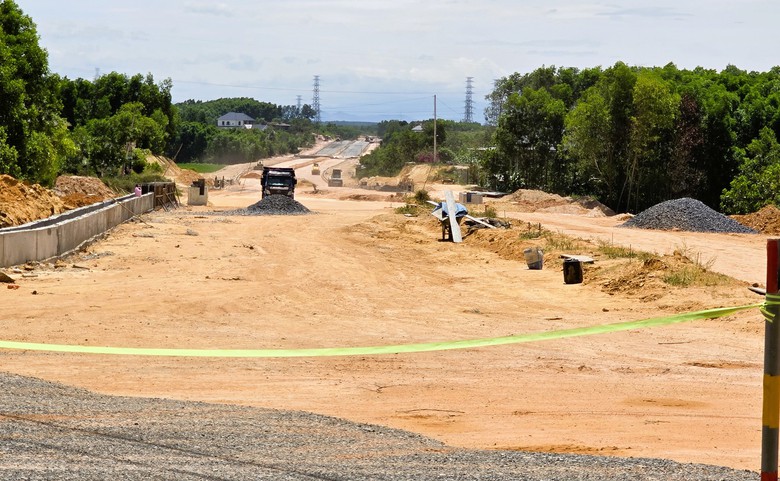 C&ocirc;ng tr&igrave;nh đường trăm tỷ ở Quảng Trị: Đ&atilde; thay nh&agrave; thầu, vẫn gặp kh&oacute; v&igrave; vướng mặt bằng- Ảnh 13.