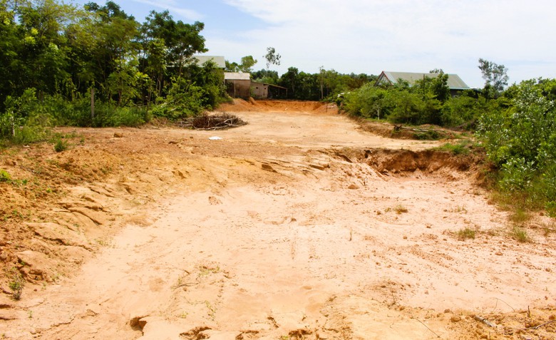 C&ocirc;ng tr&igrave;nh đường trăm tỷ ở Quảng Trị: Đ&atilde; thay nh&agrave; thầu, vẫn gặp kh&oacute; v&igrave; vướng mặt bằng- Ảnh 15.