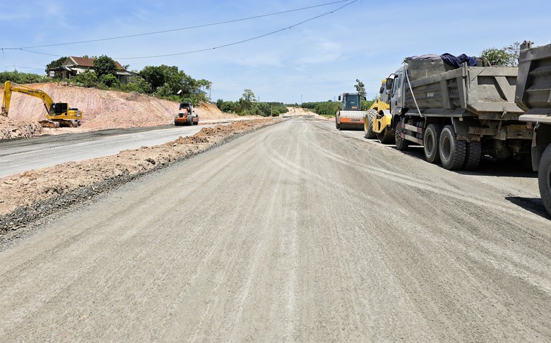 C&ocirc;ng tr&igrave;nh đường trăm tỷ ở Quảng Trị: Đ&atilde; thay nh&agrave; thầu, vẫn gặp kh&oacute; v&igrave; vướng mặt bằng- Ảnh 2.