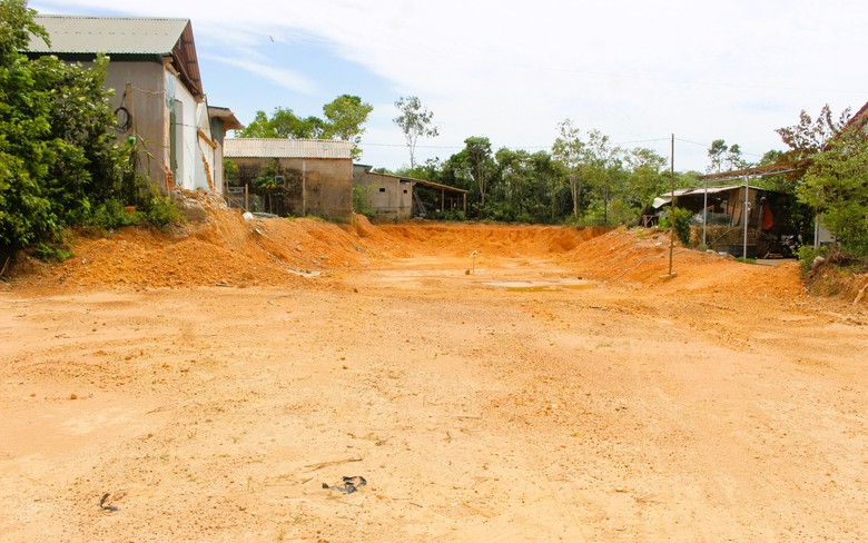 C&ocirc;ng tr&igrave;nh đường trăm tỷ ở Quảng Trị: Đ&atilde; thay nh&agrave; thầu, vẫn gặp kh&oacute; v&igrave; vướng mặt bằng- Ảnh 3.