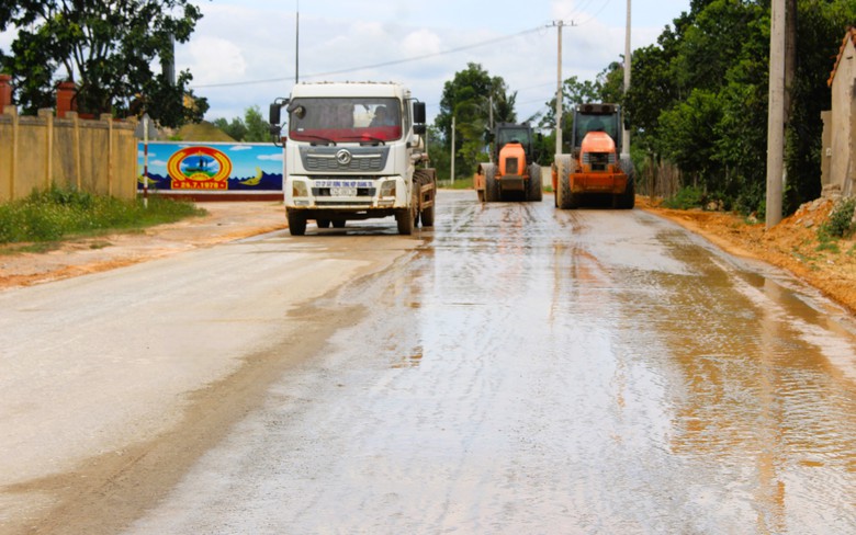 C&ocirc;ng tr&igrave;nh đường trăm tỷ ở Quảng Trị: Đ&atilde; thay nh&agrave; thầu, vẫn gặp kh&oacute; v&igrave; vướng mặt bằng- Ảnh 4.