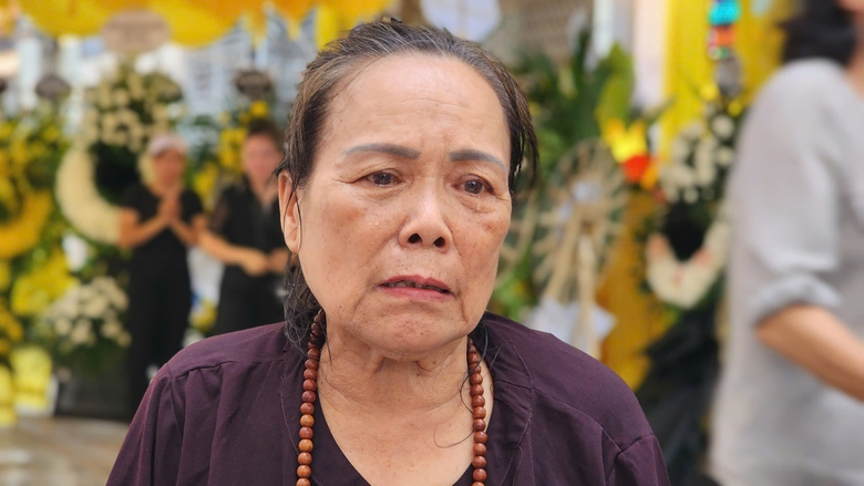 Vụ lật t&agrave;u ở Quảng Ninh: Mẹ gi&agrave; kh&oacute;c nghẹn b&ecirc;n quan t&agrave;i con trai v&agrave; 2 ch&aacute;u- Ảnh 1.