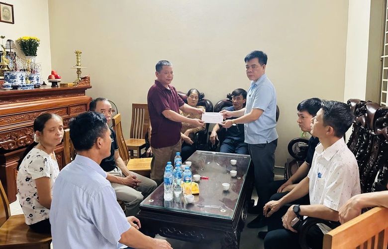 H&agrave; Nội: Kịp thời thăm hỏi, hỗ trợ gia đ&igrave;nh nạn nh&acirc;n vụ lật t&agrave;u tại Quảng Ninh- Ảnh 1.