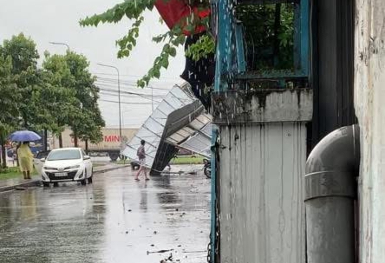 Đồng Nai: Nhiều nh&agrave; d&acirc;n bị tốc m&aacute;i, c&acirc;y đổ đầy đường sau mưa d&ocirc;ng- Ảnh 4.