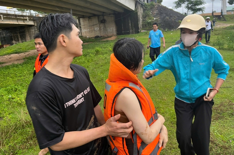 Quảng Ng&atilde;i: Cảnh s&aacute;t cứu sống hai anh em ruột đuối nước tr&ecirc;n s&ocirc;ng Đăk Bla- Ảnh 1.