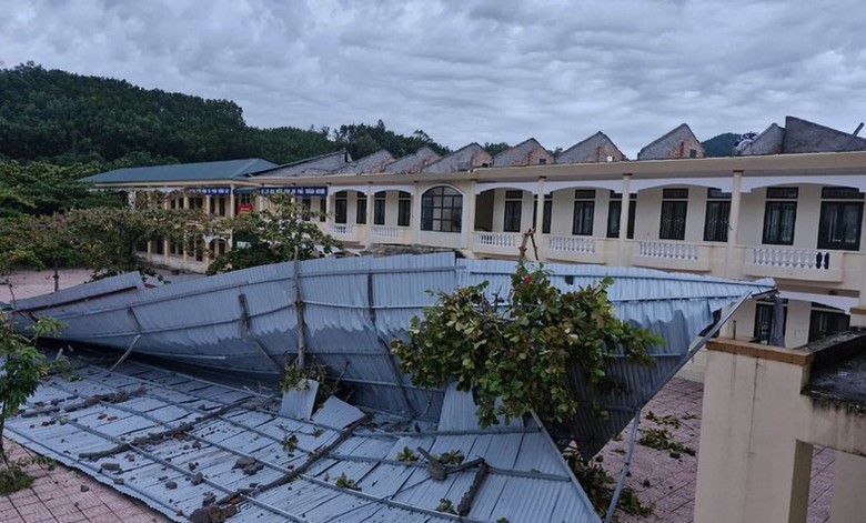 H&agrave; Tĩnh: Kịp thời khắc phục trường học, nh&agrave; d&acirc;n bị tốc m&aacute;i do lốc xo&aacute;y- Ảnh 1.