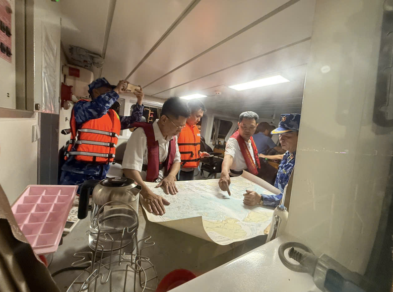 Lật tàu ở Quảng Ninh: 35 người tử vong, tiếp tục tìm kiếm 4 người mất tích- Ảnh 8. Lật tàu ở Quảng Ninh: 35 người tử vong, tiếp tục tìm kiếm 4 người mất tích- Ảnh 8.