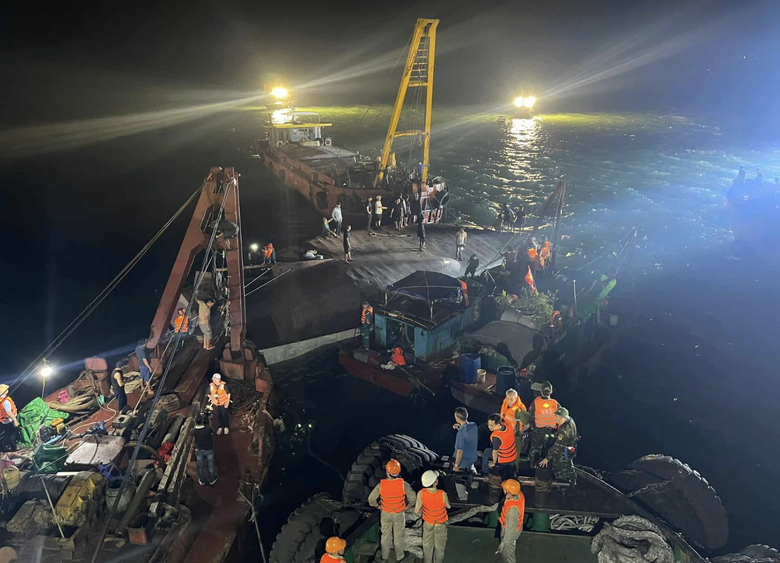 Lật tàu ở Quảng Ninh: 35 người tử vong, tiếp tục tìm kiếm 4 người mất tích- Ảnh 1. Lật tàu ở Quảng Ninh: 35 người tử vong, tiếp tục tìm kiếm 4 người mất tích- Ảnh 1.