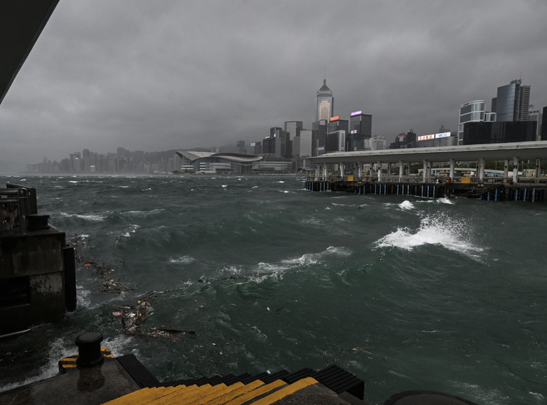 B&atilde;o Wipha đổ bộ, Hong Kong (Trung Quốc) ph&aacute;t cảnh b&aacute;o b&atilde;o cấp cao nhất- Ảnh 1.