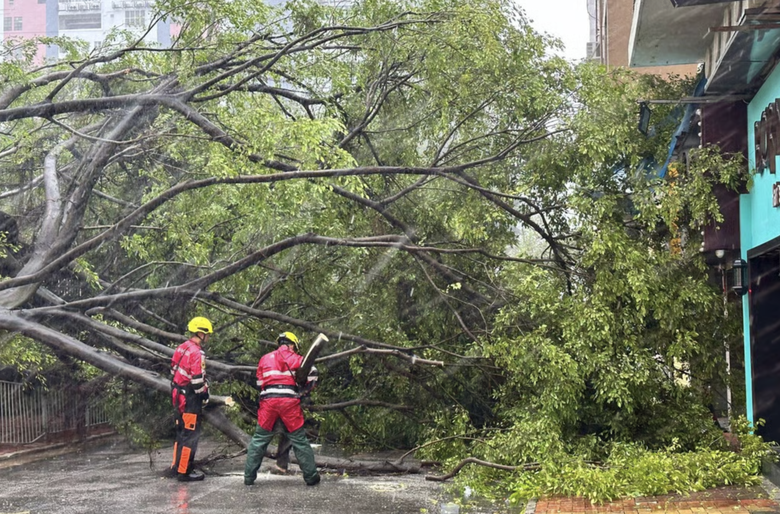 B&atilde;o Wipha đổ bộ, Hong Kong (Trung Quốc) ph&aacute;t cảnh b&aacute;o b&atilde;o cấp cao nhất- Ảnh 5.