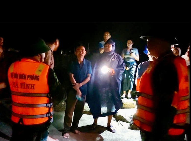 H&agrave; Tĩnh: Cứu 34 người tr&ecirc;n t&agrave;u ch&igrave;m ở biển Thi&ecirc;n Cầm v&agrave;o bờ an to&agrave;n- Ảnh 1.