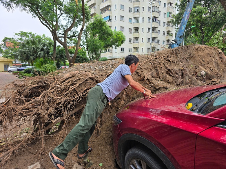 Hà Nội: Khẩn trương khắc phục hậu quả sau giông lốc, giải cứu ô tô, xe buýt mắc kẹt- Ảnh 7. Hà Nội: Khẩn trương khắc phục hậu quả sau giông lốc, giải cứu ô tô, xe buýt mắc kẹt- Ảnh 7.