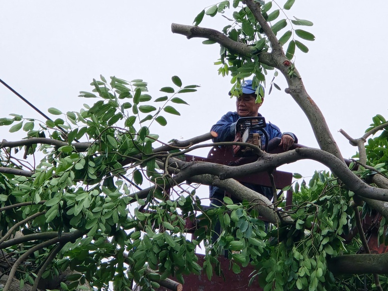 Hà Nội: Khẩn trương khắc phục hậu quả sau giông lốc, giải cứu ô tô, xe buýt mắc kẹt- Ảnh 12. Hà Nội: Khẩn trương khắc phục hậu quả sau giông lốc, giải cứu ô tô, xe buýt mắc kẹt- Ảnh 12.