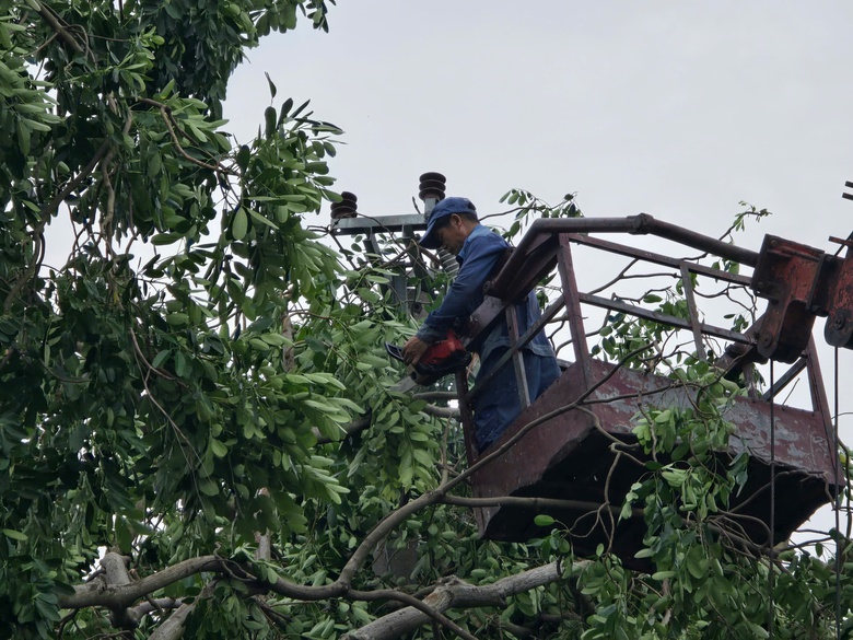 Hà Nội: Khẩn trương khắc phục hậu quả sau giông lốc, giải cứu ô tô, xe buýt mắc kẹt- Ảnh 18. Hà Nội: Khẩn trương khắc phục hậu quả sau giông lốc, giải cứu ô tô, xe buýt mắc kẹt- Ảnh 18.