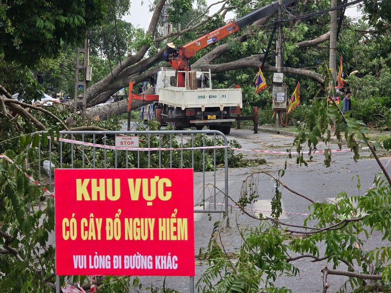 Hà Nội: Khẩn trương khắc phục hậu quả sau giông lốc, giải cứu ô tô, xe buýt mắc kẹt- Ảnh 3. Hà Nội: Khẩn trương khắc phục hậu quả sau giông lốc, giải cứu ô tô, xe buýt mắc kẹt- Ảnh 3.