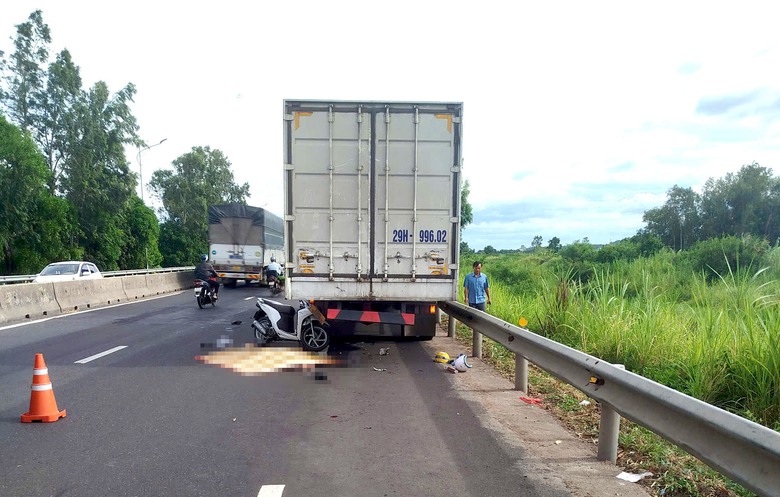 Va chạm với xe tải, ba b&agrave; ch&aacute;u đi xe m&aacute;y tử vong thương t&acirc;m- Ảnh 1.