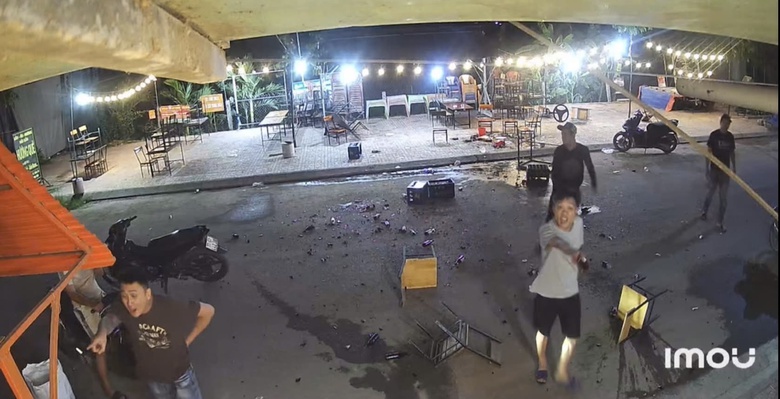 Gia Lai: Nh&oacute;m thanh ni&ecirc;n mang hung kh&iacute; đi ăn nhậu, quỵt tiền rồi ph&aacute; qu&aacute;n- Ảnh 2.