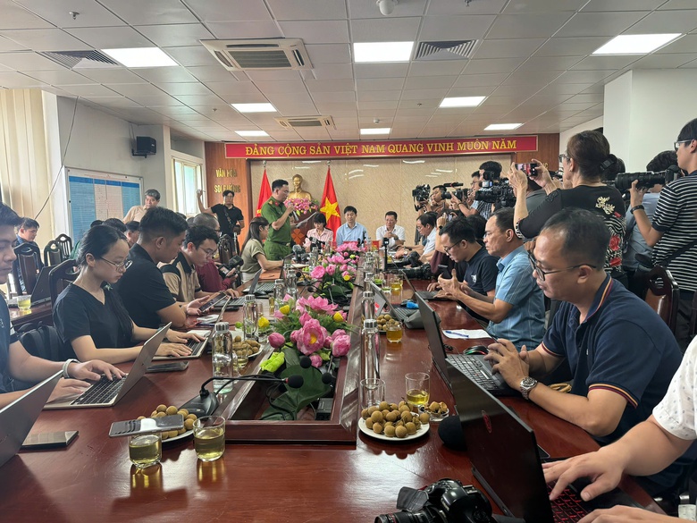 Họp báo vụ lật tàu du lịch ở Hạ Long: Tìm nạn nhân mất tích trước khi bão đổ bộ- Ảnh 1. Họp báo vụ lật tàu du lịch ở Hạ Long: Tìm nạn nhân mất tích trước khi bão đổ bộ- Ảnh 1.