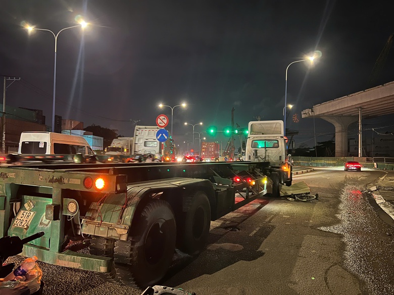 TP.HCM: Xe đầu k&eacute;o va chạm xe đạp, người đ&agrave;n &ocirc;ng tử vong thương t&acirc;m- Ảnh 1.