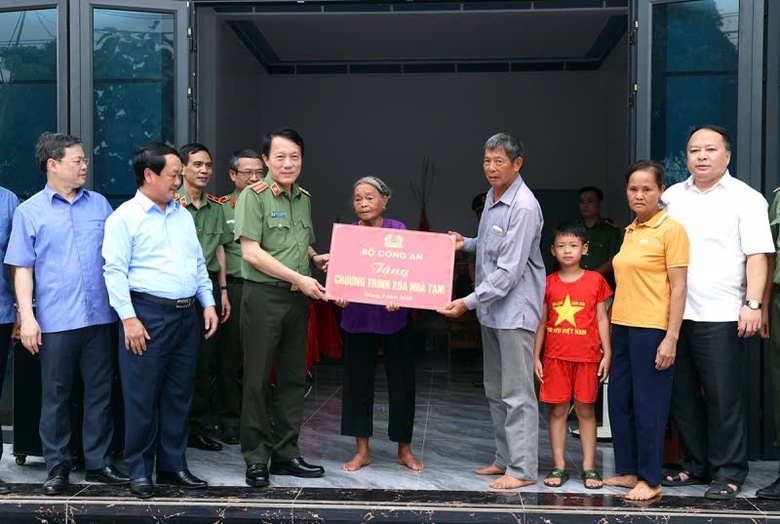 Bộ trưởng Bộ Công an thăm, tặng quà gia đình chính sách ở Tuyên Quang- Ảnh 3. Bộ trưởng Bộ Công an thăm, tặng quà gia đình chính sách ở Tuyên Quang- Ảnh 3.