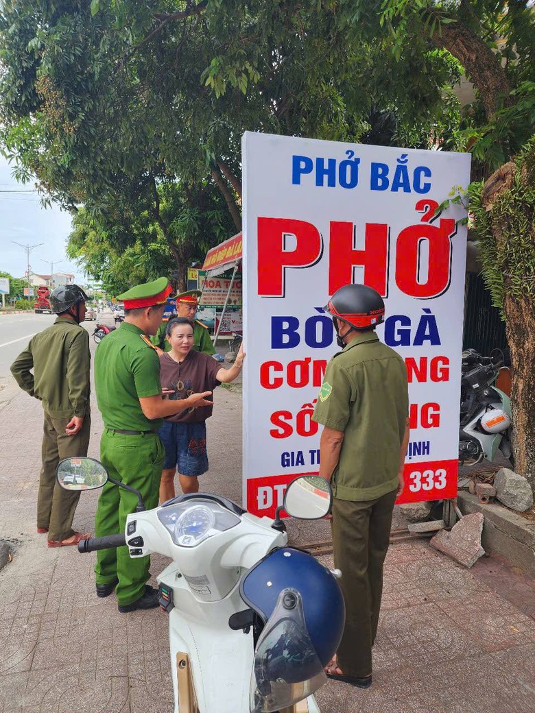 Chợ tràn ra đường gây mất ATGT: Hà Tĩnh đồng loạt ra quân chấn chỉnh- Ảnh 3. Chợ tràn ra đường gây mất ATGT: Hà Tĩnh đồng loạt ra quân chấn chỉnh- Ảnh 3.