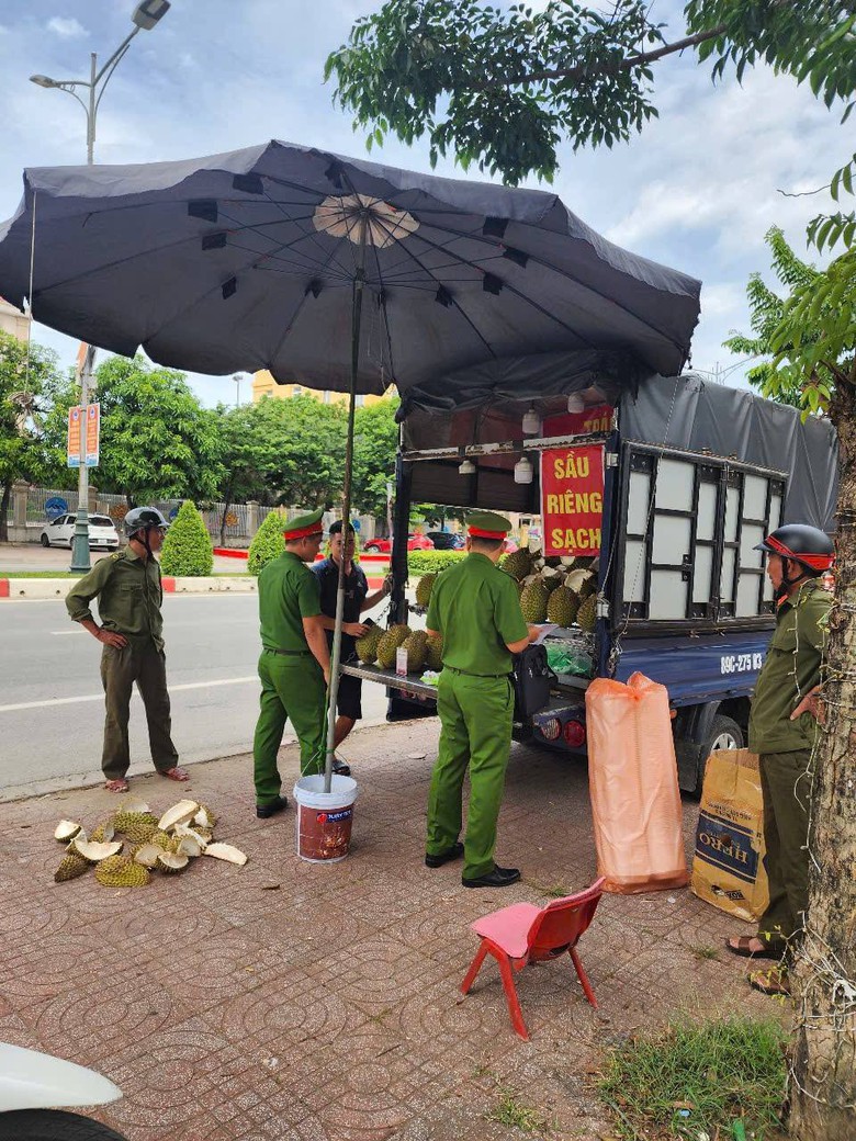 Chợ tràn ra đường gây mất ATGT: Hà Tĩnh đồng loạt ra quân chấn chỉnh- Ảnh 4. Chợ tràn ra đường gây mất ATGT: Hà Tĩnh đồng loạt ra quân chấn chỉnh- Ảnh 4.