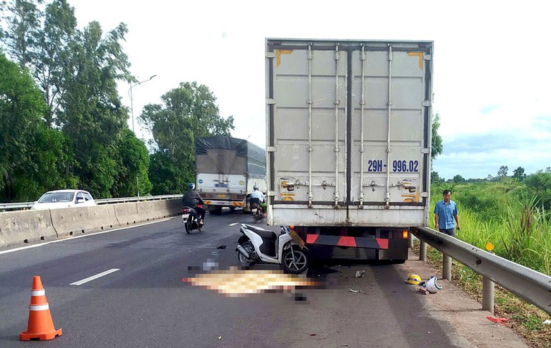 Hiện trường vụ tai nạn khiến ba b&agrave; ch&aacute;u tử vong thương t&acirc;m.