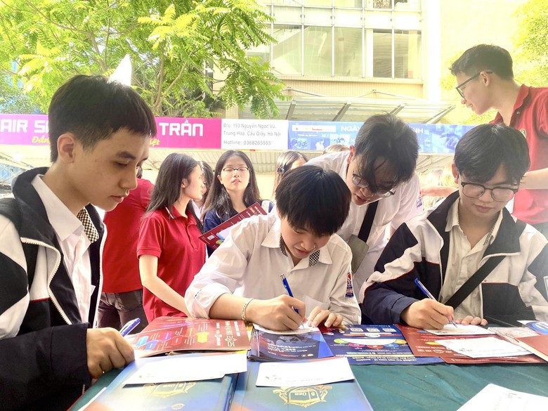 Phổ điểm đẹp: Trường top đầu vẫn &ldquo;k&eacute;n chọn&rdquo; khắt khe- Ảnh 2.