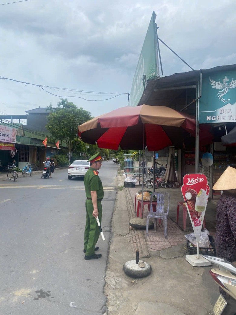 Chợ tràn ra đường gây mất ATGT: Hà Tĩnh đồng loạt ra quân chấn chỉnh- Ảnh 2. Chợ tràn ra đường gây mất ATGT: Hà Tĩnh đồng loạt ra quân chấn chỉnh- Ảnh 2.