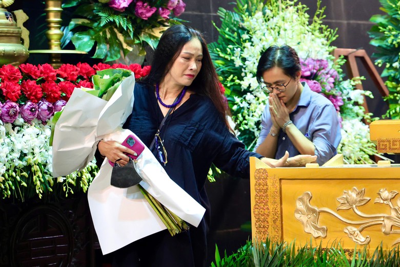 Gia đình, đồng nghiệp tiễn biệt họa sĩ tài hoa Lê Thiết Cương- Ảnh 4. Gia đình, đồng nghiệp tiễn biệt họa sĩ tài hoa Lê Thiết Cương- Ảnh 4.