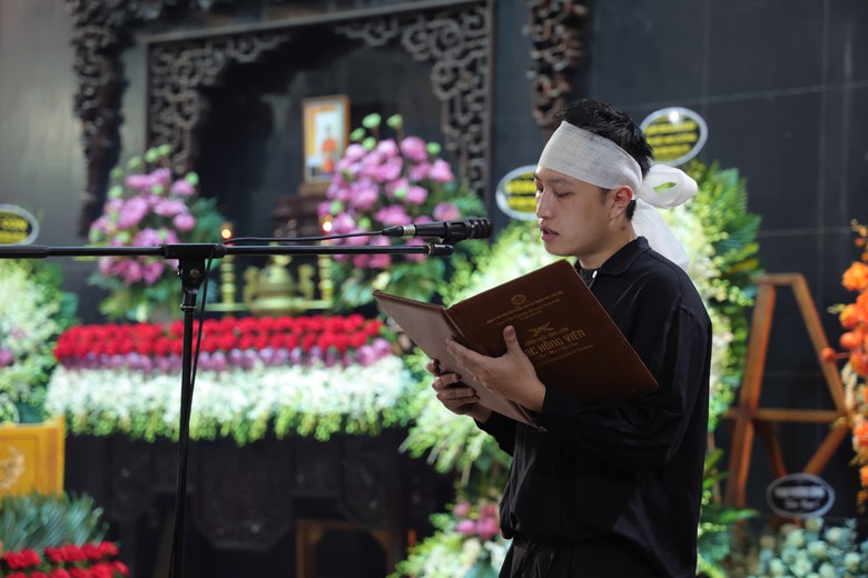 Gia đình, đồng nghiệp tiễn biệt họa sĩ tài hoa Lê Thiết Cương- Ảnh 8. Gia đình, đồng nghiệp tiễn biệt họa sĩ tài hoa Lê Thiết Cương- Ảnh 8.