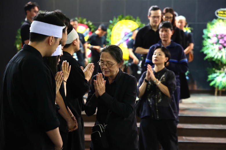 Gia đình, đồng nghiệp tiễn biệt họa sĩ tài hoa Lê Thiết Cương- Ảnh 5. Gia đình, đồng nghiệp tiễn biệt họa sĩ tài hoa Lê Thiết Cương- Ảnh 5.