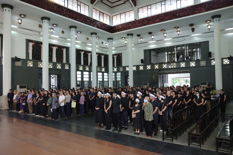 Gia đình, đồng nghiệp tiễn biệt họa sĩ tài hoa Lê Thiết Cương- Ảnh 2. Gia đình, đồng nghiệp tiễn biệt họa sĩ tài hoa Lê Thiết Cương- Ảnh 2.