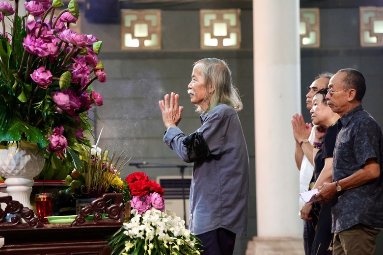 Gia đình, đồng nghiệp tiễn biệt họa sĩ tài hoa Lê Thiết Cương- Ảnh 6. Gia đình, đồng nghiệp tiễn biệt họa sĩ tài hoa Lê Thiết Cương- Ảnh 6.