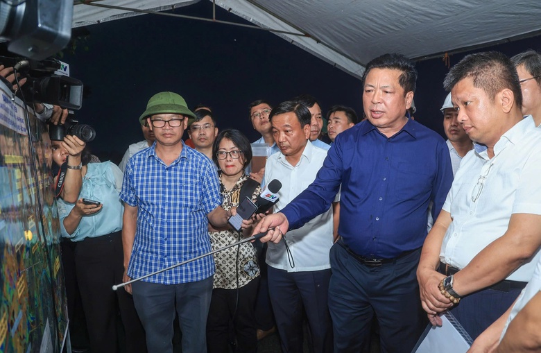 Bộ trưởng Trần Hồng Minh kiểm tra tuyến dự án đường sắt Lào Cai - Hà Nội - Hải Phòng- Ảnh 4. Bộ trưởng Trần Hồng Minh kiểm tra tuyến dự án đường sắt Lào Cai - Hà Nội - Hải Phòng- Ảnh 4.