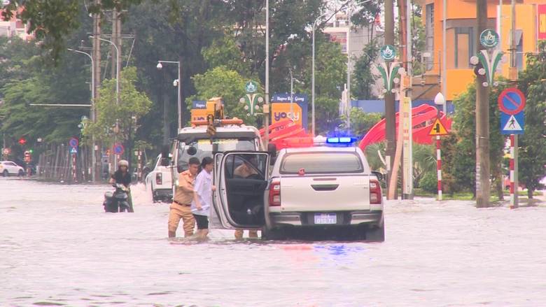 Đường phố "cứ mưa l&agrave; ngập", Bắc Ninh giải quyết thế n&agrave;o?- Ảnh 1.