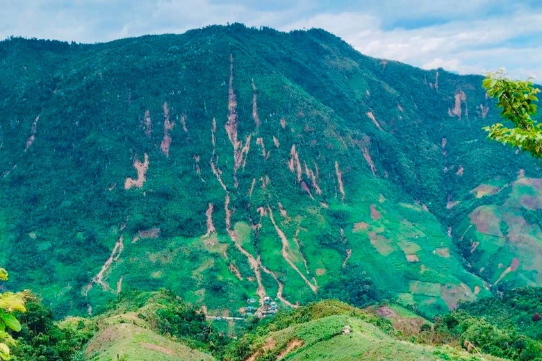 Nghệ An: Núi chực chờ sạt lở, di dời khẩn cấp 19 hộ dân bản Xói Voi- Ảnh 2. Nghệ An: Núi chực chờ sạt lở, di dời khẩn cấp 19 hộ dân bản Xói Voi- Ảnh 2.