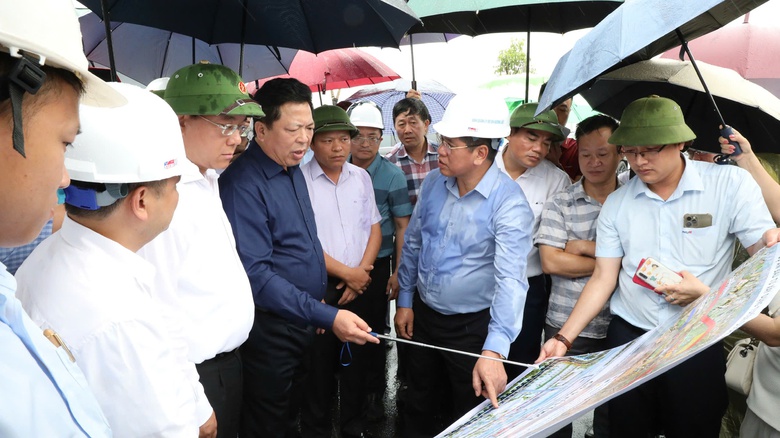 Bộ trưởng Trần Hồng Minh kiểm tra tuyến dự án đường sắt Lào Cai - Hà Nội - Hải Phòng- Ảnh 2. Bộ trưởng Trần Hồng Minh kiểm tra tuyến dự án đường sắt Lào Cai - Hà Nội - Hải Phòng- Ảnh 2.
