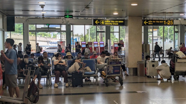 Ảnh hưởng b&atilde;o số 3, nhiều chuyến bay đi v&agrave; đến s&acirc;n bay T&acirc;n Sơn Nhất bị ho&atilde;n- Ảnh 1.