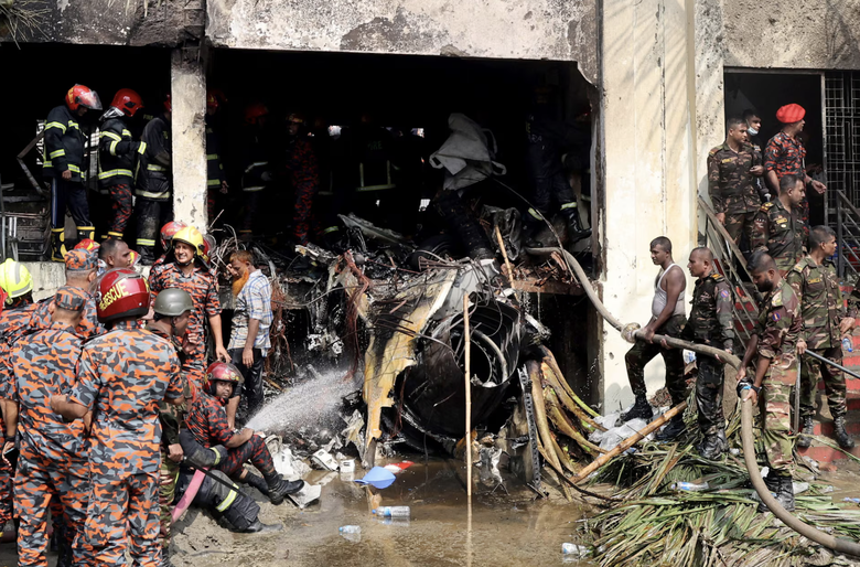 Bangladesh: M&aacute;y bay huấn luyện rơi xuống trường học, &iacute;t nhất 19 người thiệt mạng- Ảnh 4.