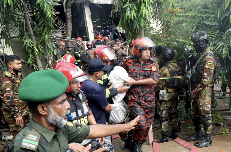 Bangladesh: M&aacute;y bay huấn luyện rơi xuống trường học, &iacute;t nhất 19 người thiệt mạng- Ảnh 1.