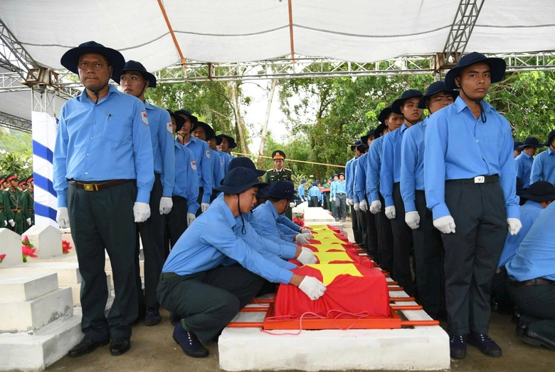 Thủ tướng Phạm Minh Ch&iacute;nh dự lễ truy điệu, an t&aacute;ng h&agrave;i cốt liệt sĩ tại An Giang- Ảnh 3.