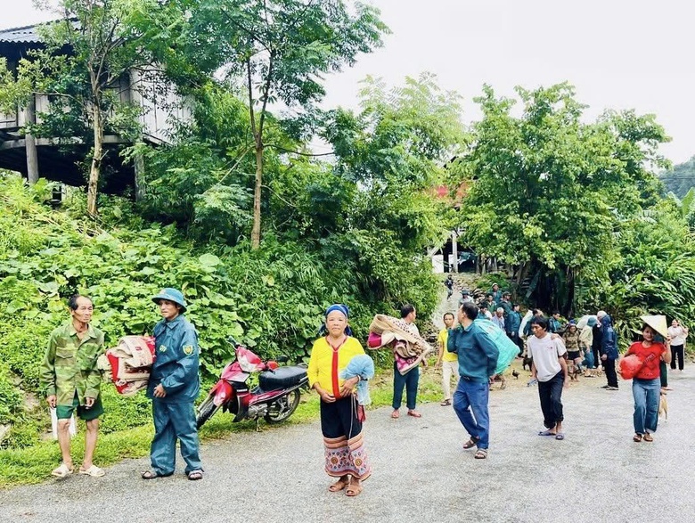 Nghệ An: Núi chực chờ sạt lở, di dời khẩn cấp 19 hộ dân bản Xói Voi- Ảnh 1. Nghệ An: Núi chực chờ sạt lở, di dời khẩn cấp 19 hộ dân bản Xói Voi- Ảnh 1.