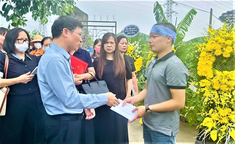 Gia cảnh ch&aacute;u b&eacute; 10 tuổi mất cả gia đ&igrave;nh vụ lật t&agrave;u ở Hạ Long- Ảnh 2.