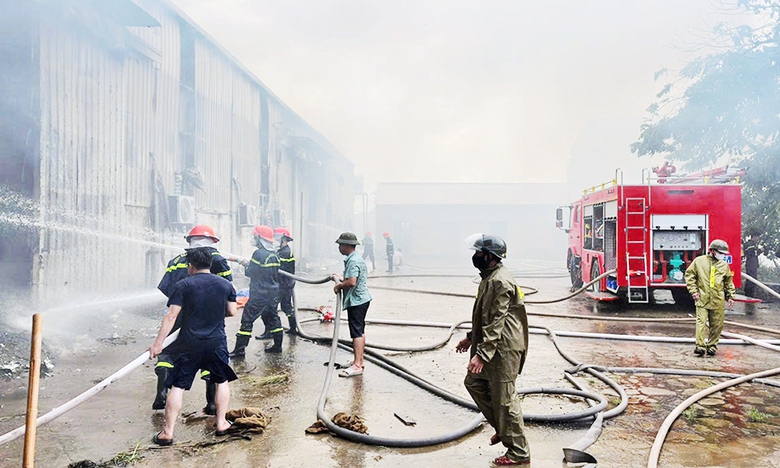 Điều tra nguyên nhân cháy kho nguyên liệu thuốc lá 1.000m2 ở Bắc Ninh- Ảnh 1. Điều tra nguyên nhân cháy kho nguyên liệu thuốc lá 1.000m2 ở Bắc Ninh- Ảnh 1.